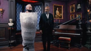 Tangella bubble-wraps Handrew